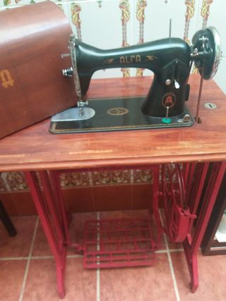 Máquina de coser Alfa antigua