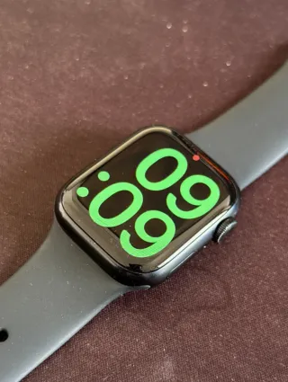 Apple Watch Series 8. 41mm con cargador