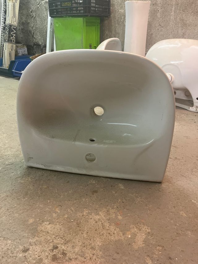 Lavabo de cerámica blanco para pared