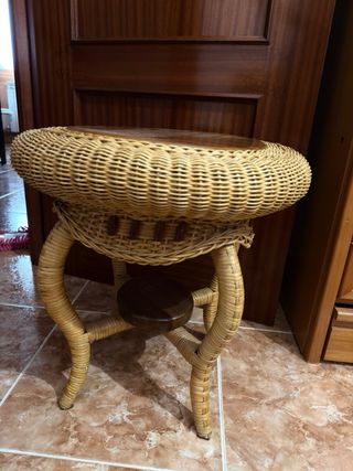 Mesa auxiliar redonda mimbre y madera