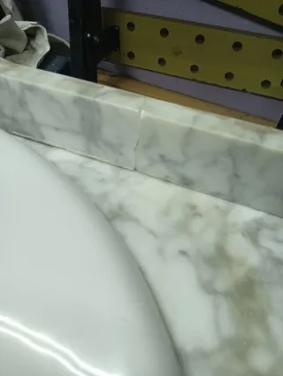 Mueble de baño de mármol y madera