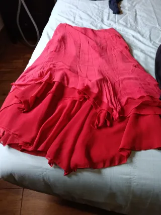 Falda de fiesta roja con volantes