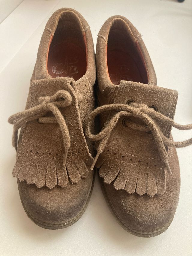 Zapatos de ante con flecos y cordones