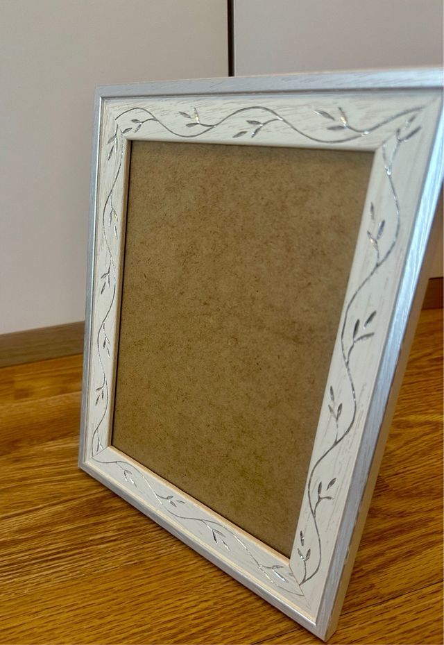 Marco de fotos gris con diseño floral