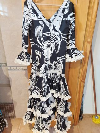 Traje de flamenca blanco y negro