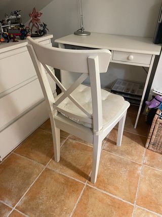 Silla blanca estilo cruzado Ikea