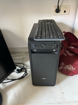 Ordenador Completo Negro tiene dos años 