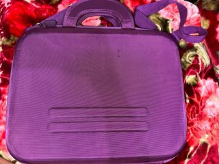 Maletín morado para portátil