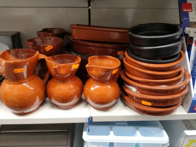Juego de cazuelas y jarras de barro