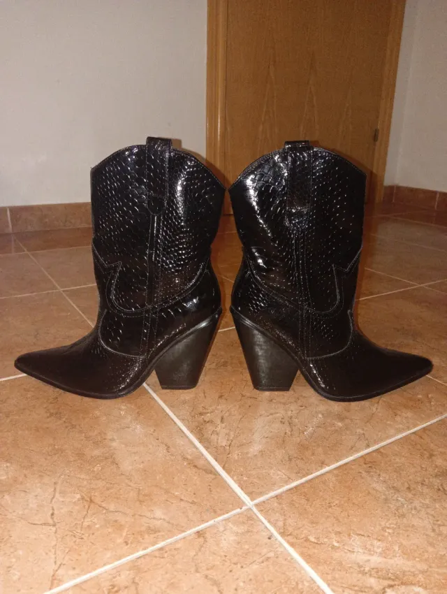 Botas vaqueras de piel negra para mujer