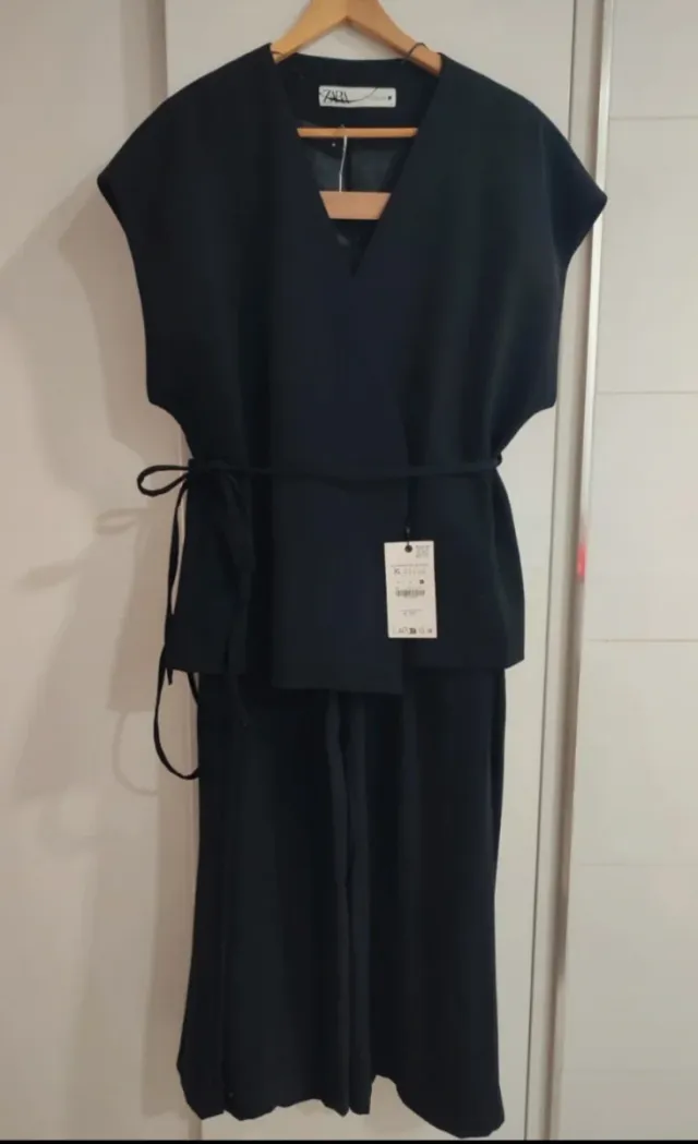 Traje pantalón y chaleco Zara negro