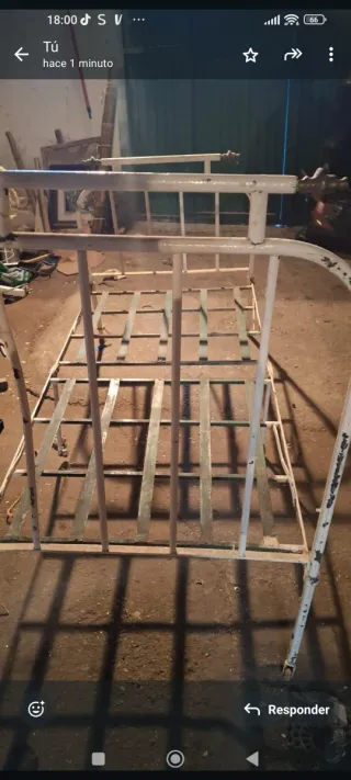 Cama antigua de metal y madera