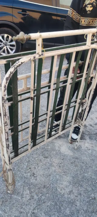 Cama antigua de metal y madera