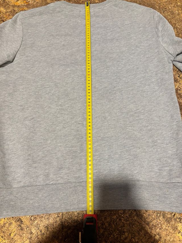 Sudadera gris con mando de videojuego