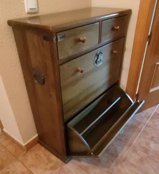 Zapatero de madera con cajones