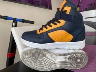 Botas deportivas azul y amarillo