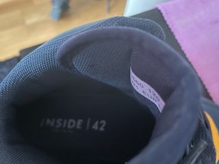 Botas deportivas azul y amarillo