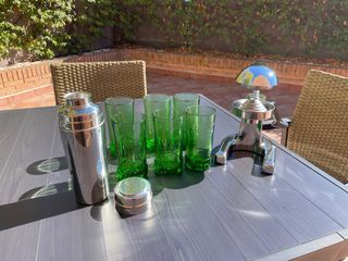 Coctelera y vasos verdes