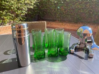 Coctelera y vasos verdes