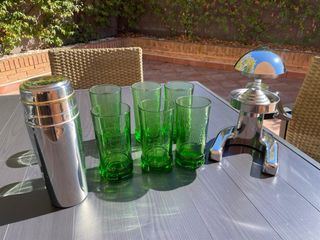 Coctelera y vasos verdes
