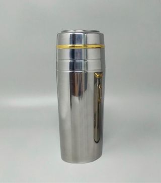 Coctelera y vasos verdes