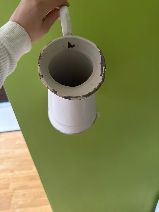 Jarra antigua blanca esmaltada