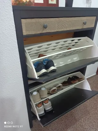 Zapatero madera y tela saco.