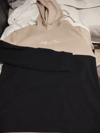 Sudadera bicolor beige y negra