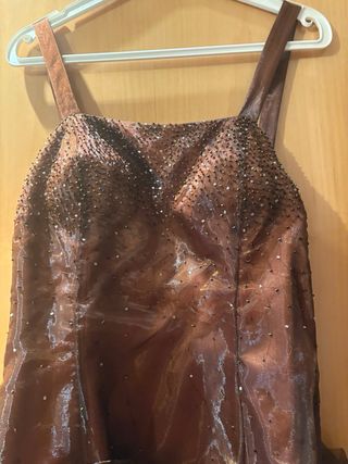 Vestido de fiesta marrón con pedrería