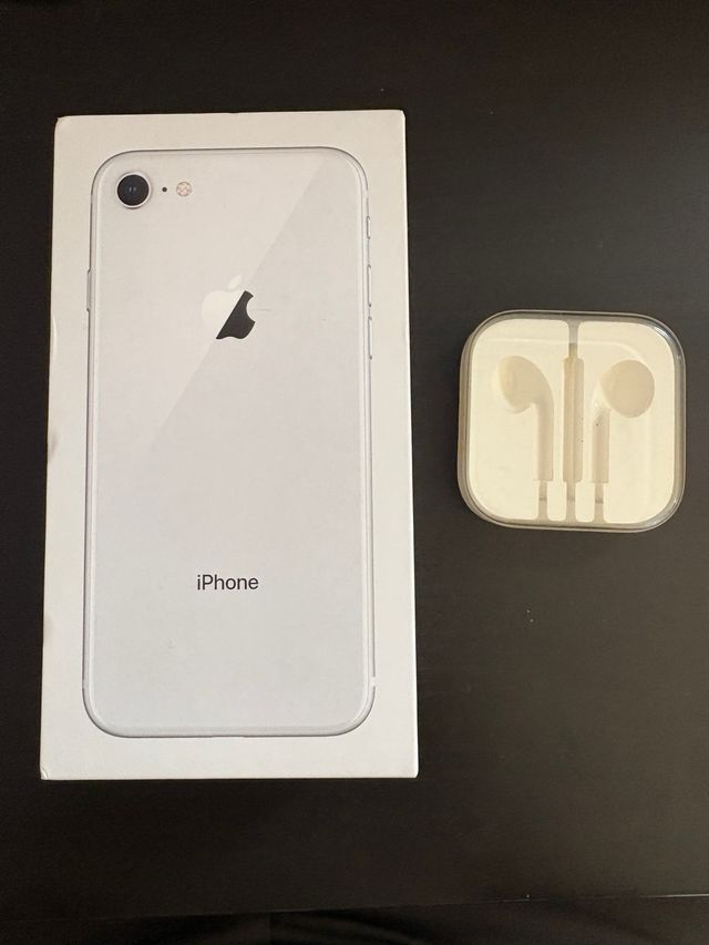 Caja iPhone 8 y Auriculares Vacía