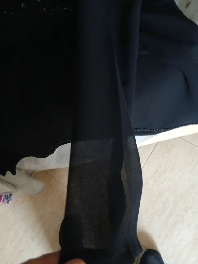 Blusa elegante negra con bordado verde