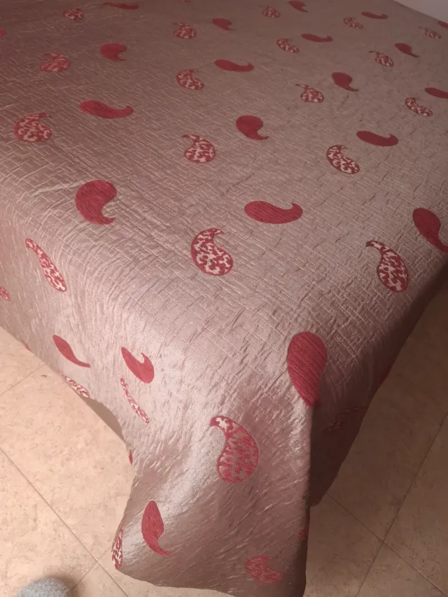 Colcha 1.50m y 2 cortinas a juego