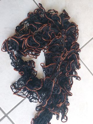 Sciarpa donna nera con filo dorato