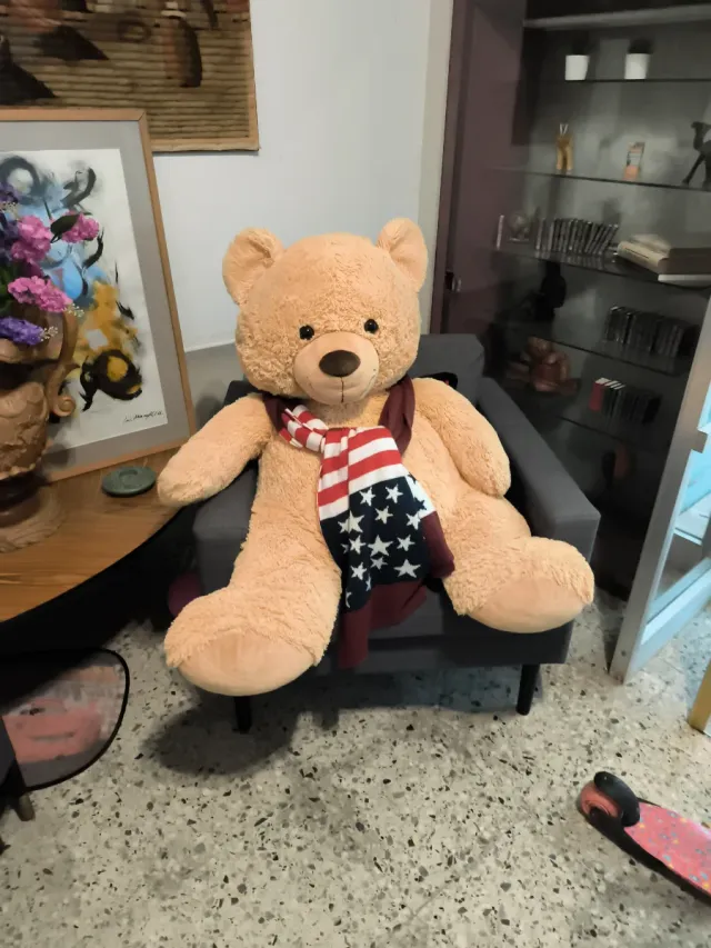 Oso de peluche gigante con bufanda