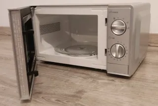 Microondas Confortec 700W Plateado