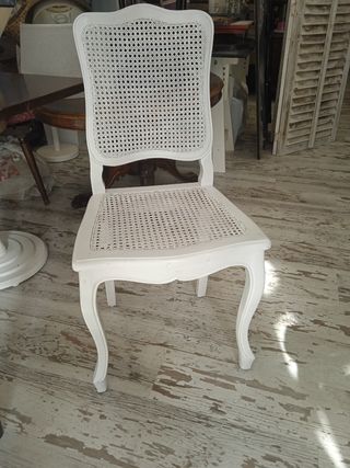 Silla de madera y ratán blanca