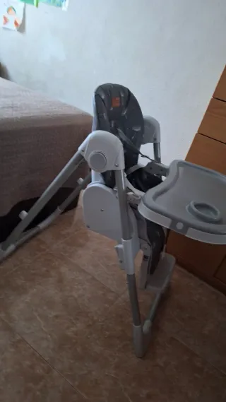 Trona bebé gris con estampado de diente de león