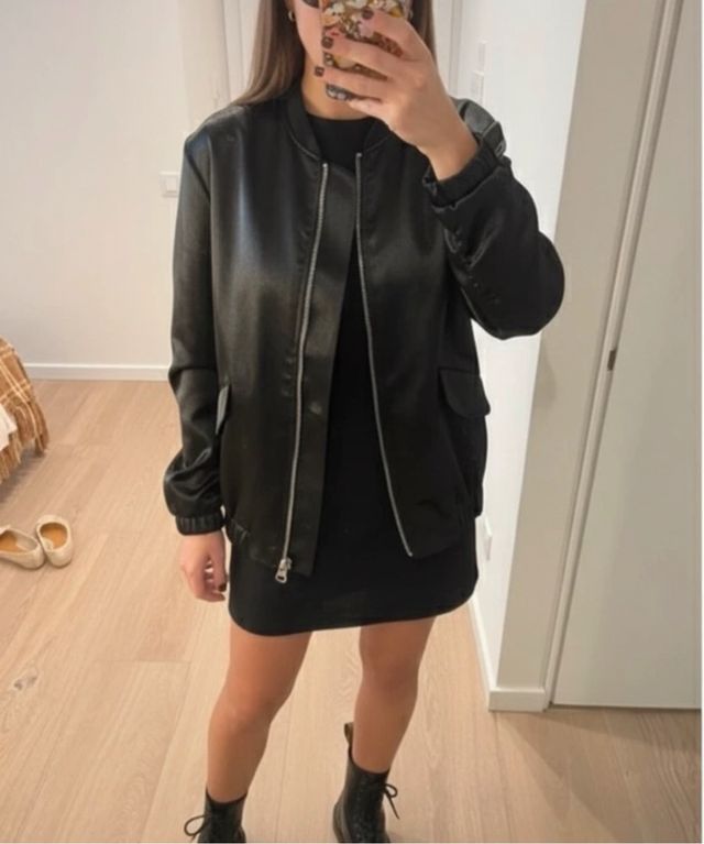 Cazadora bomber H&M negra satinada