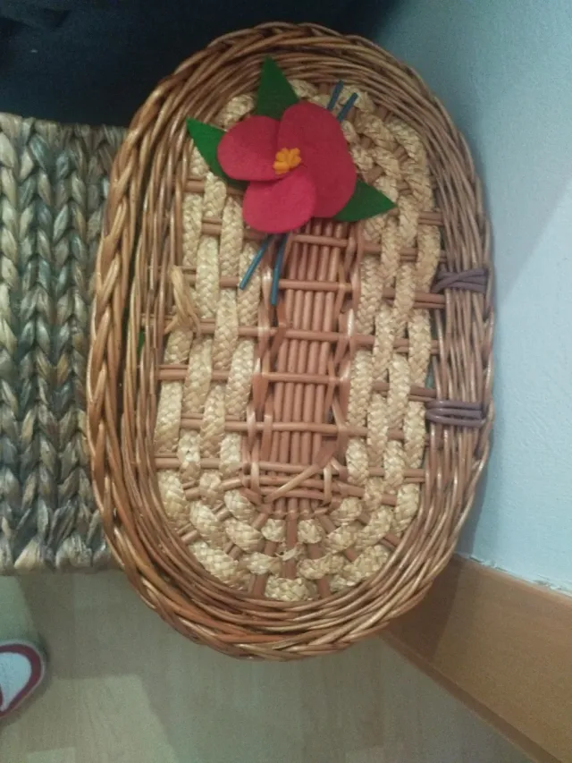 Costurero de mimbre con flor