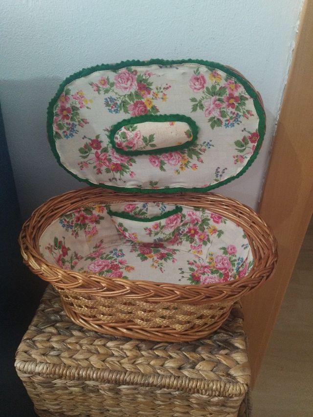 Costurero de mimbre con flor