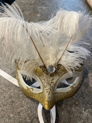 Máscara veneciana blanca y dorada