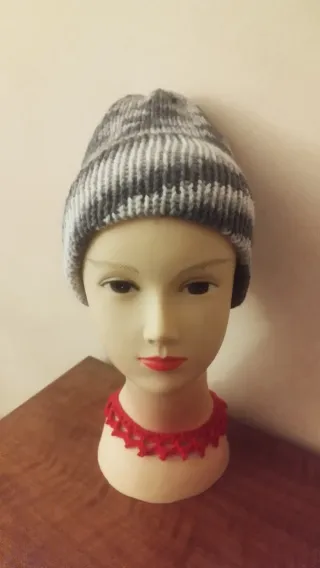 Berretto invernale grigio e bianco