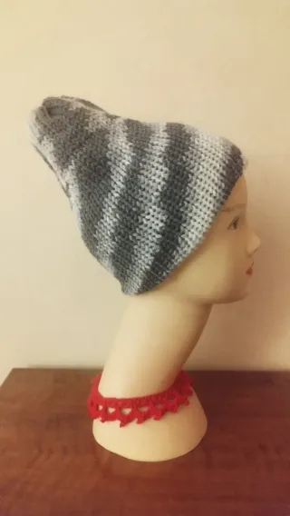 Berretto invernale grigio e bianco