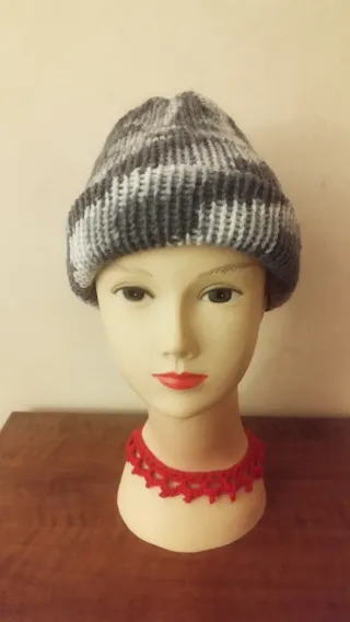 Berretto invernale grigio e bianco