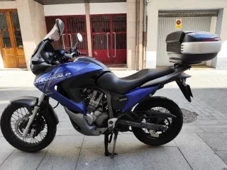 Honda Transalp 700 Azul con Baúl