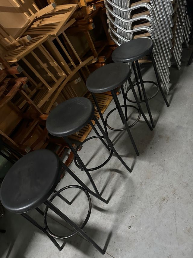 4 Taburetes Altos Metal Negro en buen estado 10 ca
