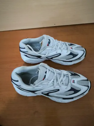 Zapatillas Fila Blancas y Azules