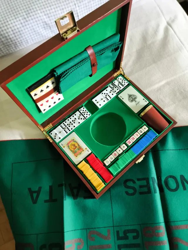 Cofre de juegos de mesa de lujo. Con gran tapete