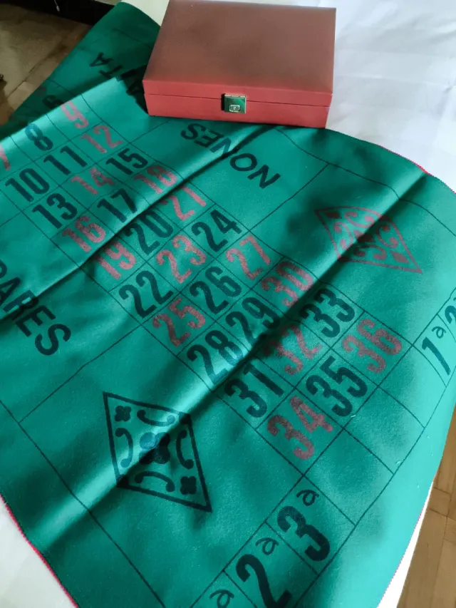 Cofre de juegos de mesa de lujo. Con gran tapete