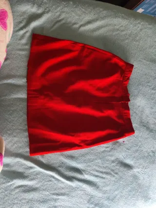 Falda corta roja